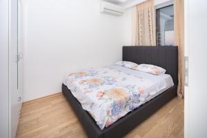 City center lux 2bdr apt with garage