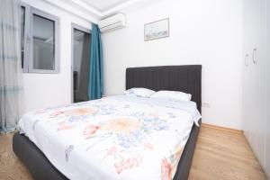 City center lux 2bdr apt with garage