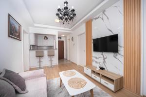 City center lux 2bdr apt with garage