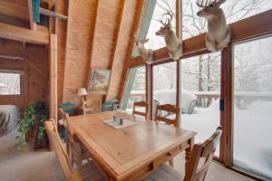 Waterfront Nelson Lake Cabin with Boat Dock!