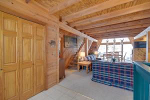 Waterfront Nelson Lake Cabin with Boat Dock!