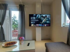 Deluxe 1BR suite - kitchen & balcony, pool