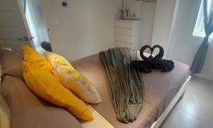 Deluxe 1BR suite - kitchen & balcony, pool