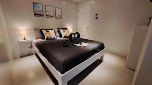 Deluxe 1BR suite - kitchen & balcony, pool