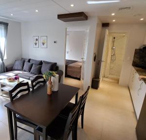 Deluxe 1BR suite - kitchen & balcony, pool