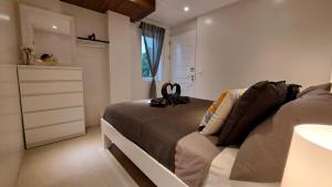 Deluxe 1BR suite - kitchen & balcony, pool