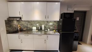 Deluxe 1BR suite - kitchen & balcony, pool