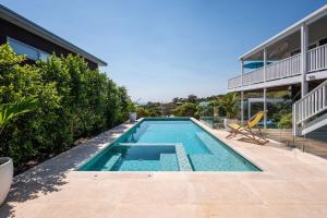 Mt Martha Coastal Retreat - Pool & Water Views