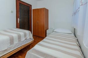 Family friendly seaside apartments Privlaka, Zadar - 24008
