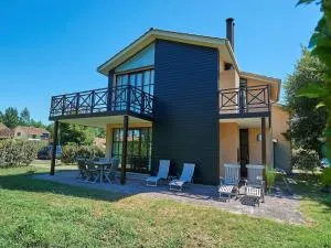 Lush villa in a nature reserve with a castle - Le Barp