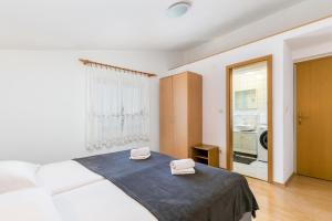 Apartments with parking space Kastel Stafilic, Kastela - 21948