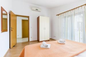 Apartments with parking space Kastel Stafilic, Kastela - 21948