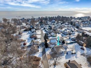 Cozy apartment, private beach & jacuzzi