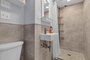 Cozy apartment, private beach & jacuzzi