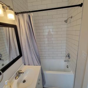 Walk to Niagara Falls 3 Bedrooms 4 Beds