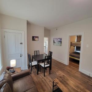 Walk to Niagara Falls 3 Bedrooms 4 Beds