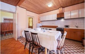 3 Bedroom Lovely Apartment In Labin