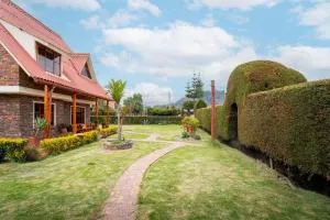 Country house with fireplace and mountain view - Guachetá
