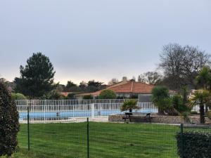 Maisons de vacances Maison renovee pres de la mer avec 2 piscines, parking et animaux acceptes - FR-1-364-174 : photos des chambres