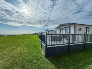 Luxury Lodge With Stunning Full Sea Views In Suffolk Ref 20234Bs - Blundeston