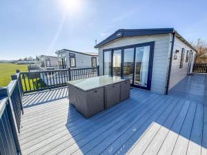 Luxury Lodge With Stunning Full Sea Views In Suffolk Ref 20234Bs