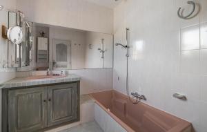 Maisons de vacances Pet Friendly Home In Montauroux : Maison de Vacances 4 Chambres