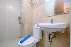 Modern Look and Homey 2BR Transpark Cibubur Apartment near Mall By Travelio