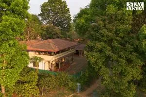 StayVista at Three Rivers with Bonfire, WiFi, Lawn - Suntikoppa