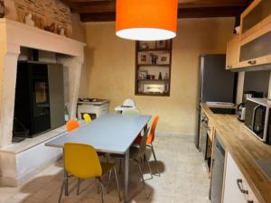 Maisons de vacances Gite authentique avec cheminee, terrasse et WiFi en Charente - FR-1-653-119 : photos des chambres
