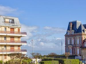 Appartements Appartement a Cabourg avec Balcon et Cuisine Equipee - FR-1-788-57 : photos des chambres