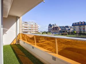 Appartements Appartement a Cabourg avec Balcon et Cuisine Equipee - FR-1-788-57 : photos des chambres