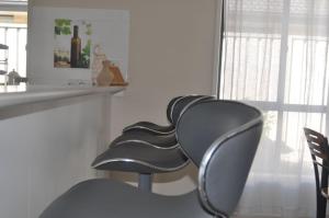 5 bd 2 bath stylish retreat close to beach and wineries in Christie Downs