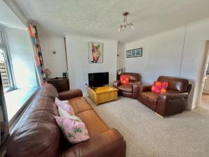 Charming Coastal Cottage Near Mumbles with Garden Pass the Keys