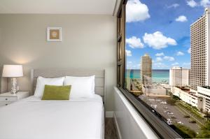 18Fl Ocean Views, AC, Parking, Near Waikiki Beach