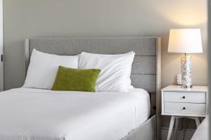 18Fl Ocean Views, AC, Parking, Near Waikiki Beach