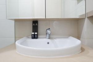 Minimalist Studio Apartment at Supermall Mansion Orchard By Travelio