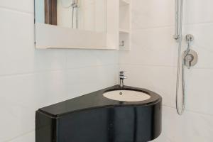 Gorgeous and Comfy Studio Sky House BSD Apartment By Travelio