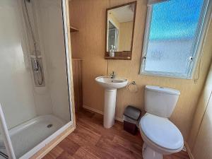 Great Seaside 8 Berth Caravan At Haven Hopton-On-Sea In Norfolk Ref 80010T