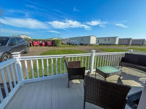 Stunning Caravan With Decking At Haven Hopton-On-Sea Ref 80007L