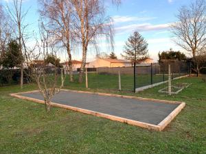 Maisons de vacances Maison accueillante a Gemozac - 100 m² avec jardin fertile. : photos des chambres