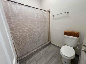Shoreline Condo 5 Desert Oasis Free Wifi, Cool AC