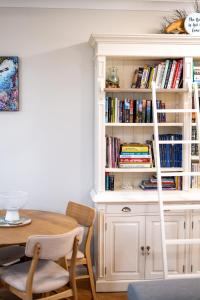 Riverside Retreat - Your Window to Nature-close to HOSPITAL