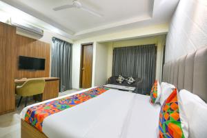 FabHotel DM 45 - Nr Millenium city center Metro