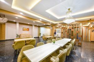 FabHotel DM 45 - Nr Millenium city center Metro