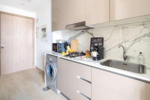 Frank Porter - Azizi Riviera 1