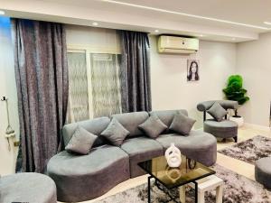 شقة فندقية بالدقى 3 نوم 3 حمام لسة جديدة