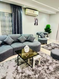 شقة فندقية بالدقى 3 نوم 3 حمام لسة جديدة