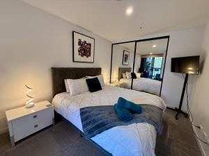 Midnight Luxe 1BR 1Bath Apartment 104 in the heart of Braddon Pool Sauna Secure Parking Wine WiFi