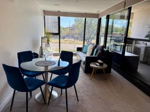 Midnight Luxe 1BR 1Bath Apartment 104 in the heart of Braddon Pool Sauna Secure Parking Wine WiFi