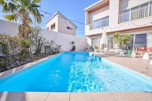 Aqua Villa with Pool, Sauna, and 100 inch 4K Projector, 5-minute walk from Fujitsu Park Sea - Futtsu